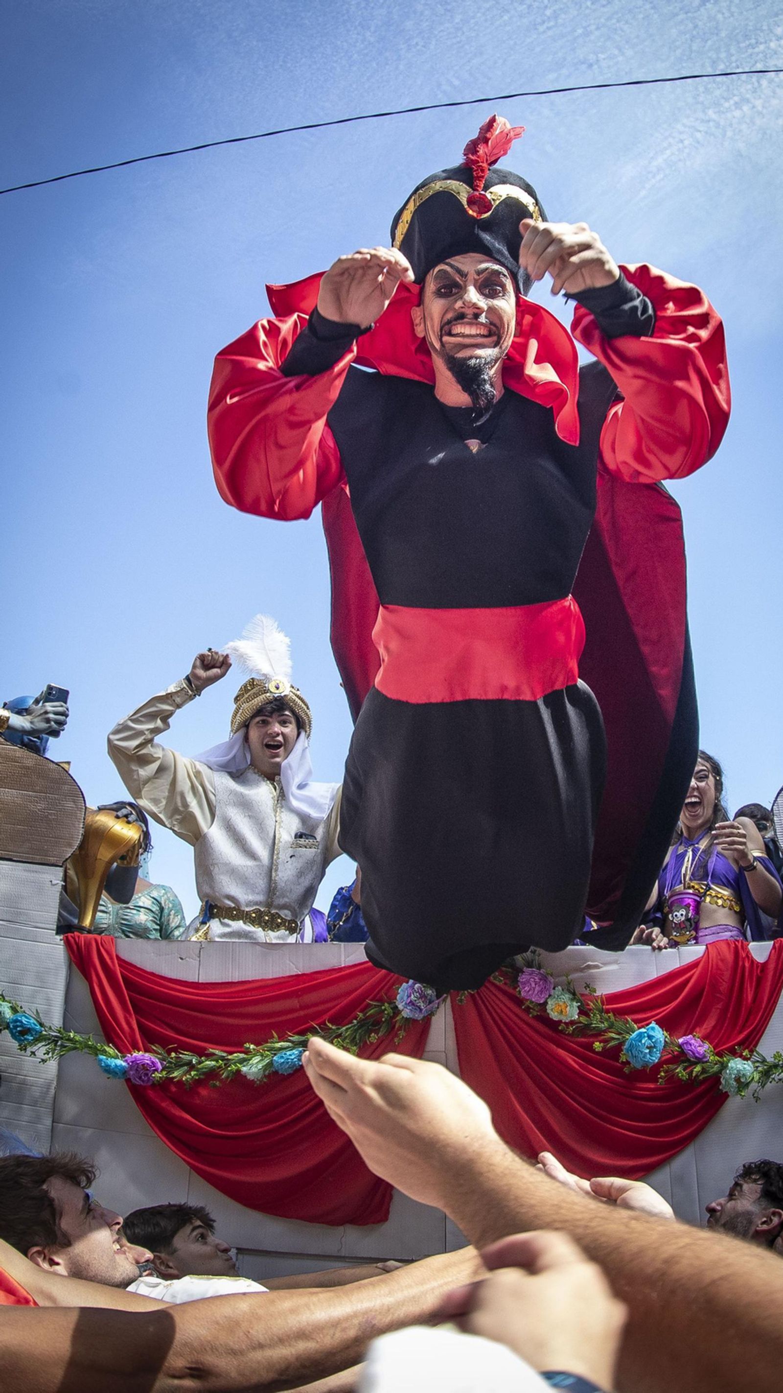 Lucas se lanza desde el andamio en la plaza de la Universidad.
