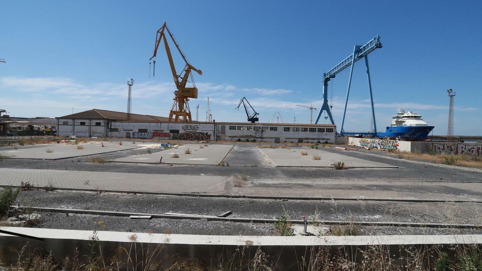 Naves de astilleros que serán demolidas en las nuevas instalaciones. Naves de astilleros que serán demolidas en las nuevas instalaciones.