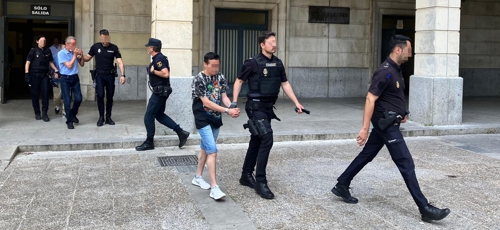 V.A.M. (en primer plano), M.J.N.M. (unos metros atrás) y F.J.S.C. salen esposados de los juzgados, ayer.