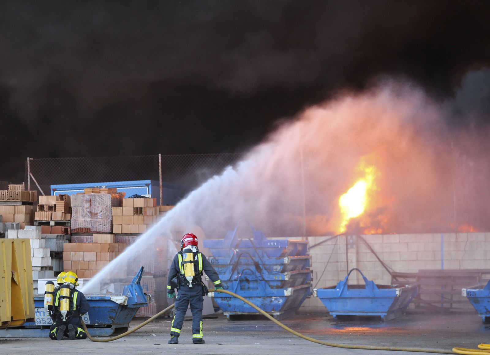 El incendio en el polígono Guadalhorce de Málaga, en fotos