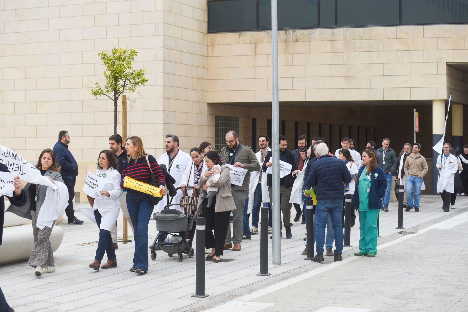 Las imágenes de la marcha de los médicos cordobeses por un estatuto propio y la mejora de sus condiciones laborales