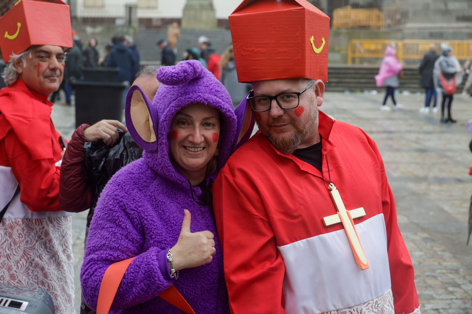 Las mejores imágenes de un domingo con chubasquero en el Carnaval en Cádiz