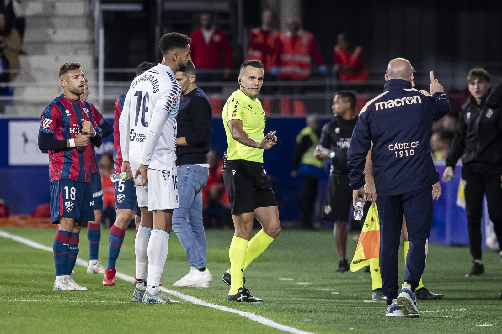 Las imágenes del partido entre el Huesca y el Cádiz C.F