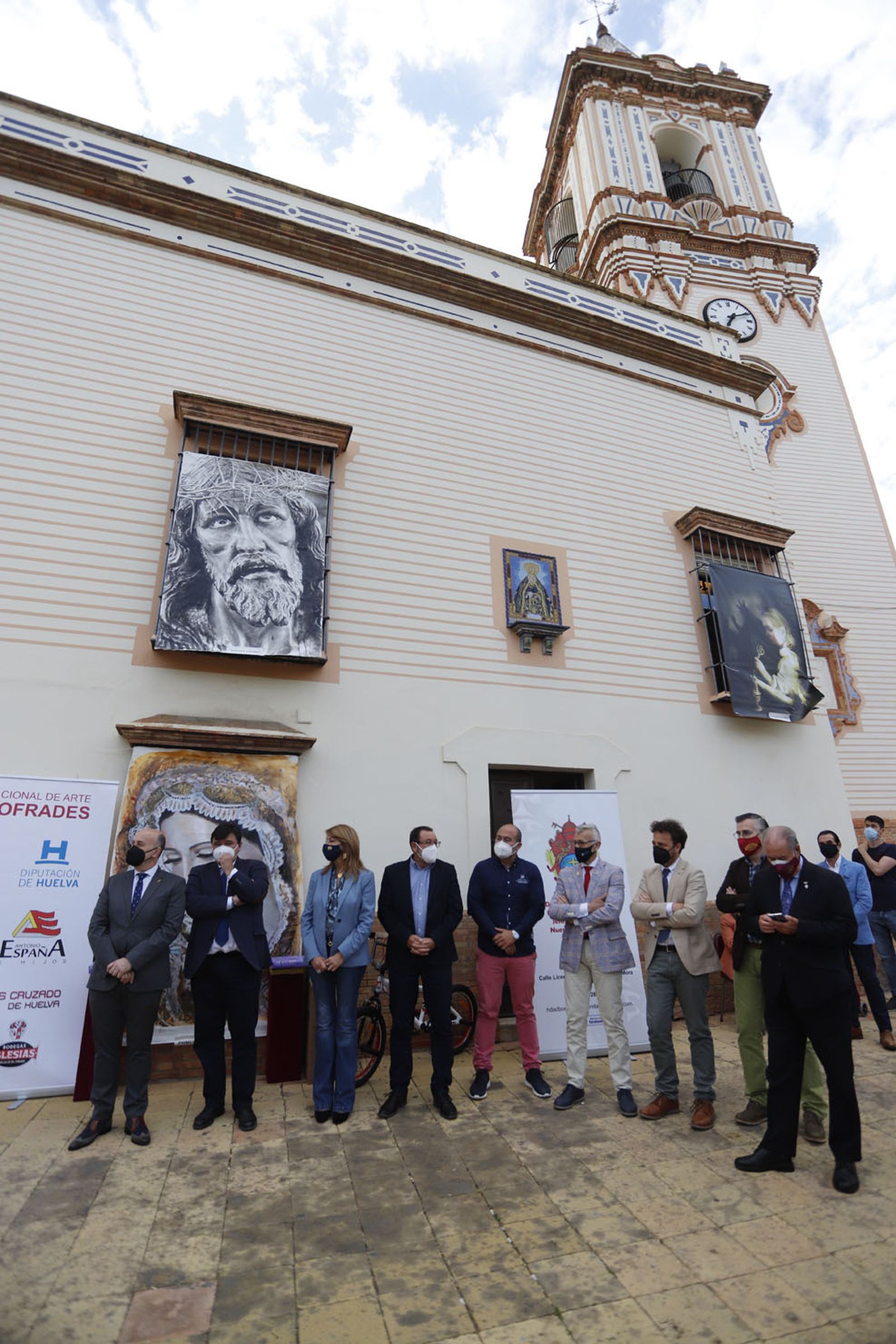 Entrega de los premios del certamen de arte 'Balcones Cofrades' y el concurso escolar de pasos y carteles de Semana Santa 'Ciudad de Huelva'