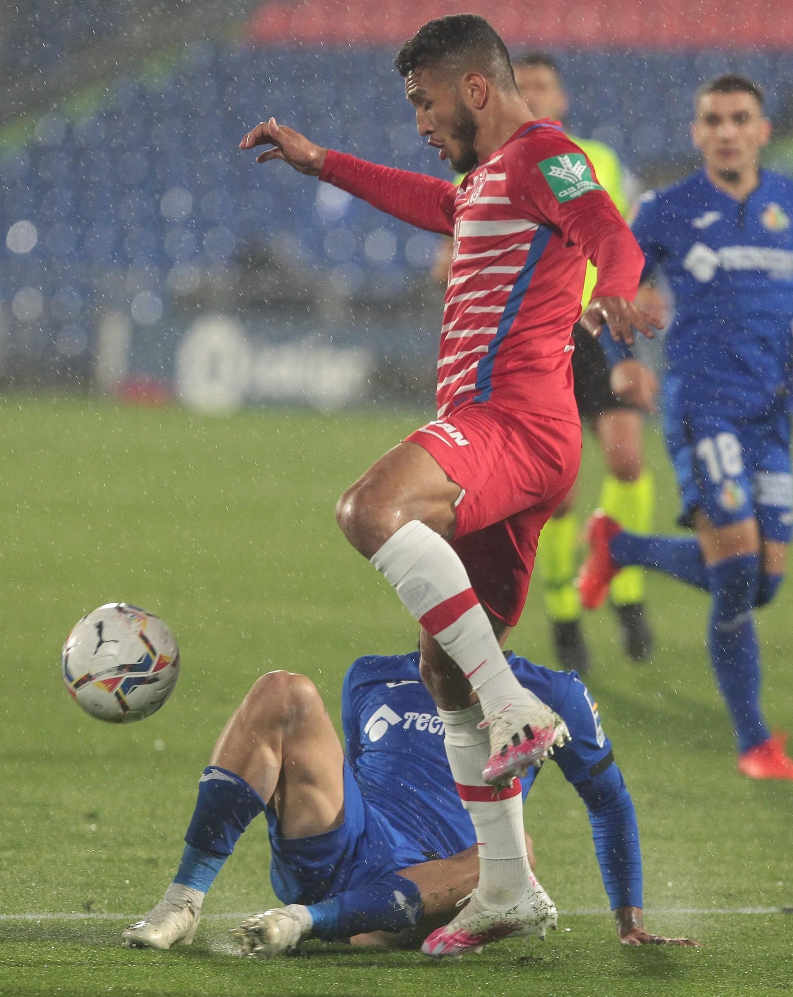 Suárez, sin fortuna, intenta driblar