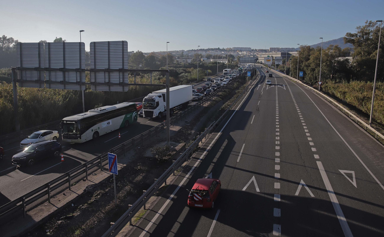Fotos del camión volcado en la A7 en Los Barrios