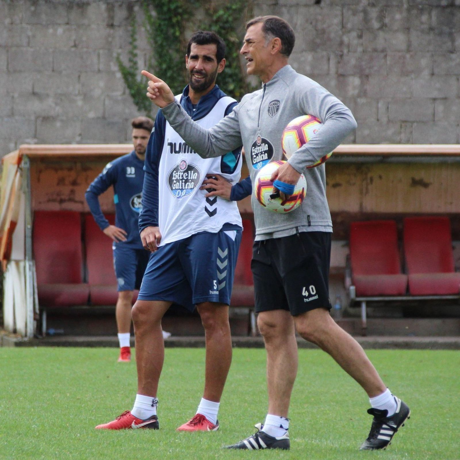 Javi López da instrucciones en un entrenamiento del Lugo.