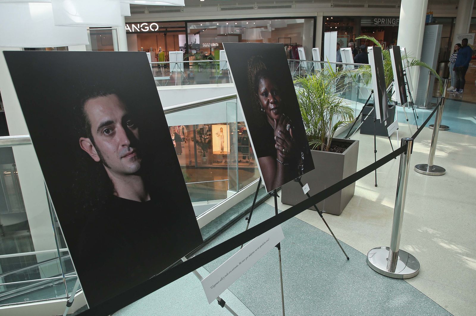 Fotos de la exposición 'Idas y venidas' en el centro comercial Puerta Europa  en Algeciras