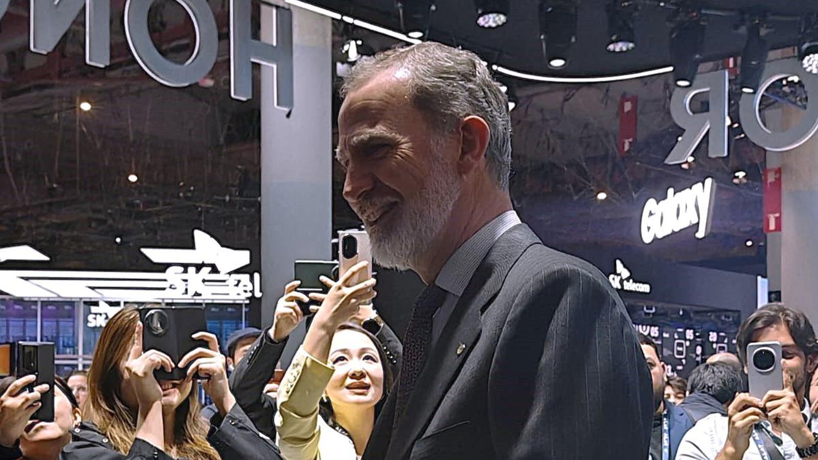 El Rey visitó el stand de Honor en el MWC 2025
