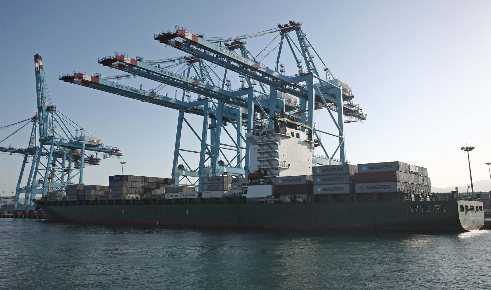 Trabajos de carga y descarga de mercancías en un buque atracado en APM Terminals Algeciras.