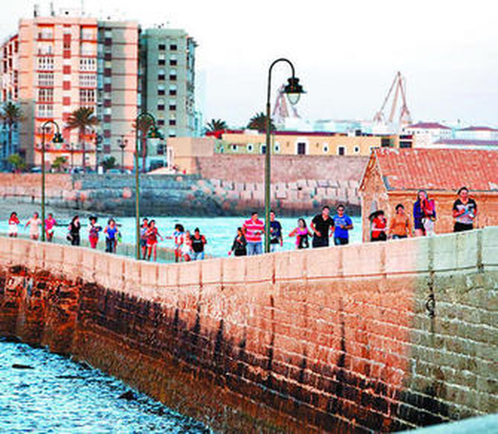 El público accede a San Sebastián por el Paseo Fernando Quiñones en el concierto del pasado domingo.