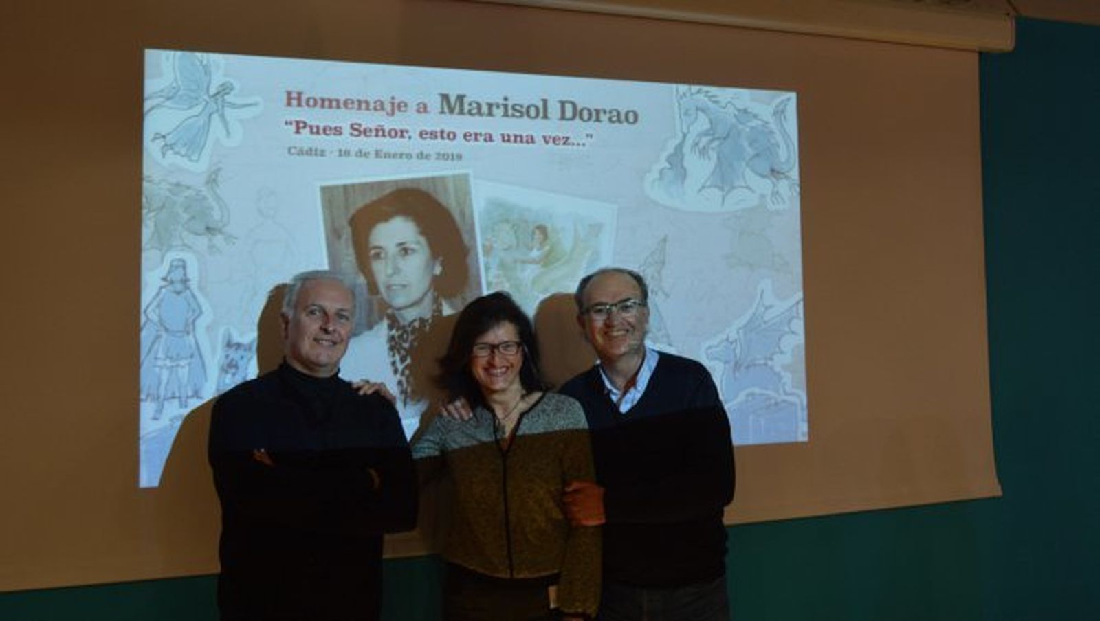 Los hermanos Joaquín, Ignacio y Belén González Dorao  ante una fotografía de su madre.