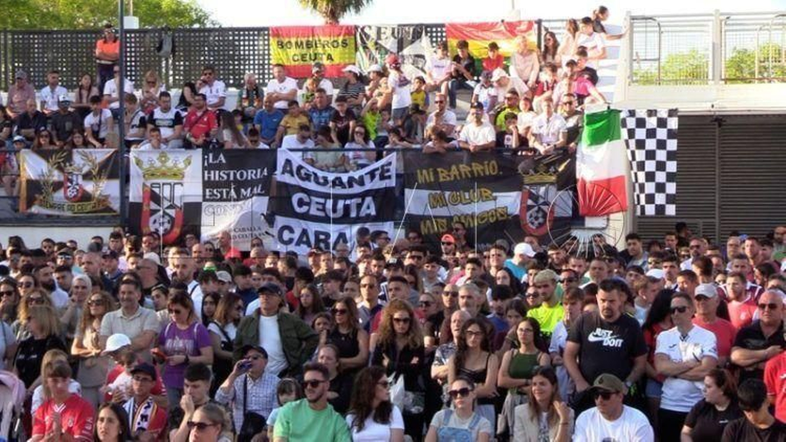 Aficionados del Ceuta, en el Murube
