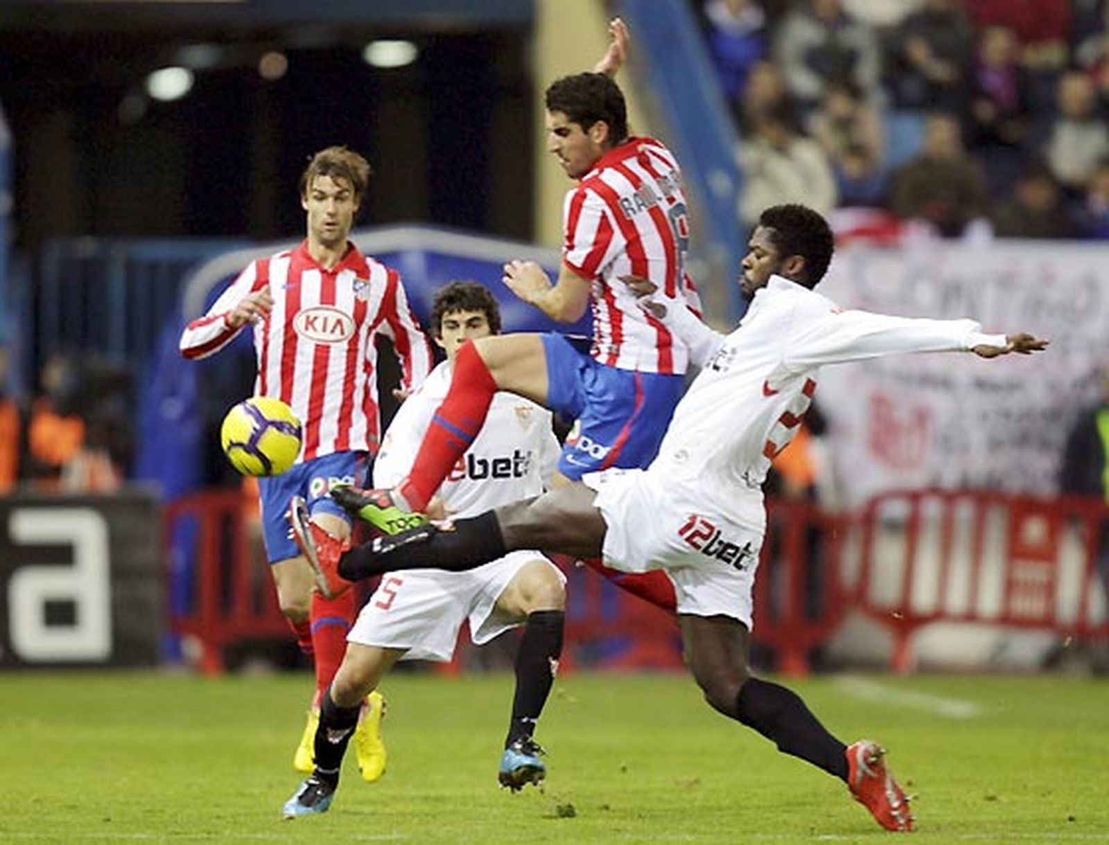 El Sevilla, que se adelantó en el marcador, salió derrotado del Calderón por un gol en propia puerta de Dragutinovic y otro de Antonio López en el 93.

Foto: Reuters / Afp Photo / Efe