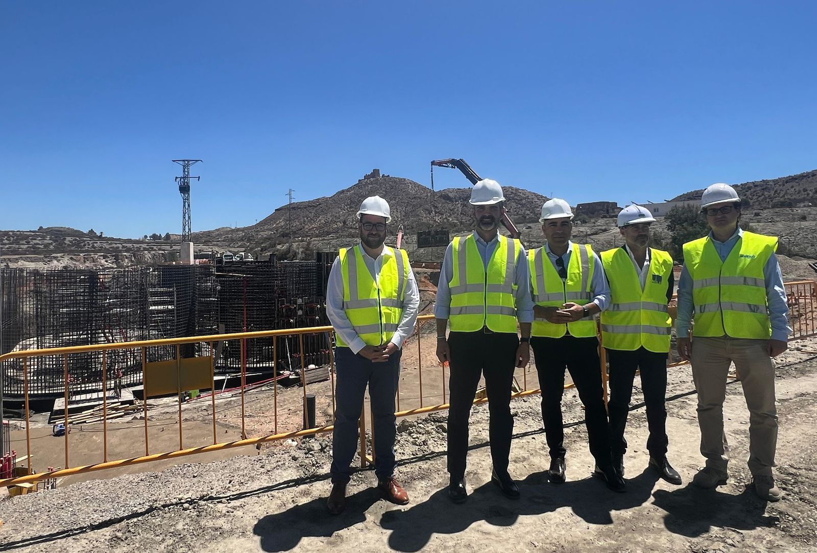 Momento de la visita a las obras por parte del consejero de Agricultura y el alcalde de Tabernas.