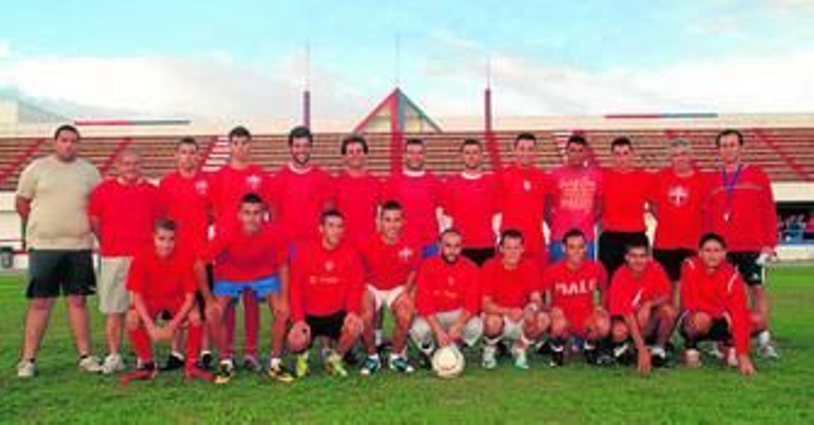 La plantila y cuerpo técnico de la UD Tarifa posa en el López Púa.