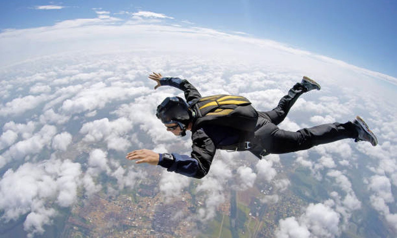 Paracaidista en plena caída libre