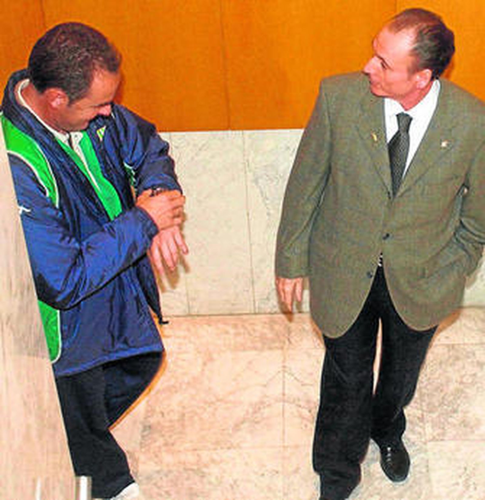 Lopera bromea con Víctor Fernández, en la anterior etapa del técnico.