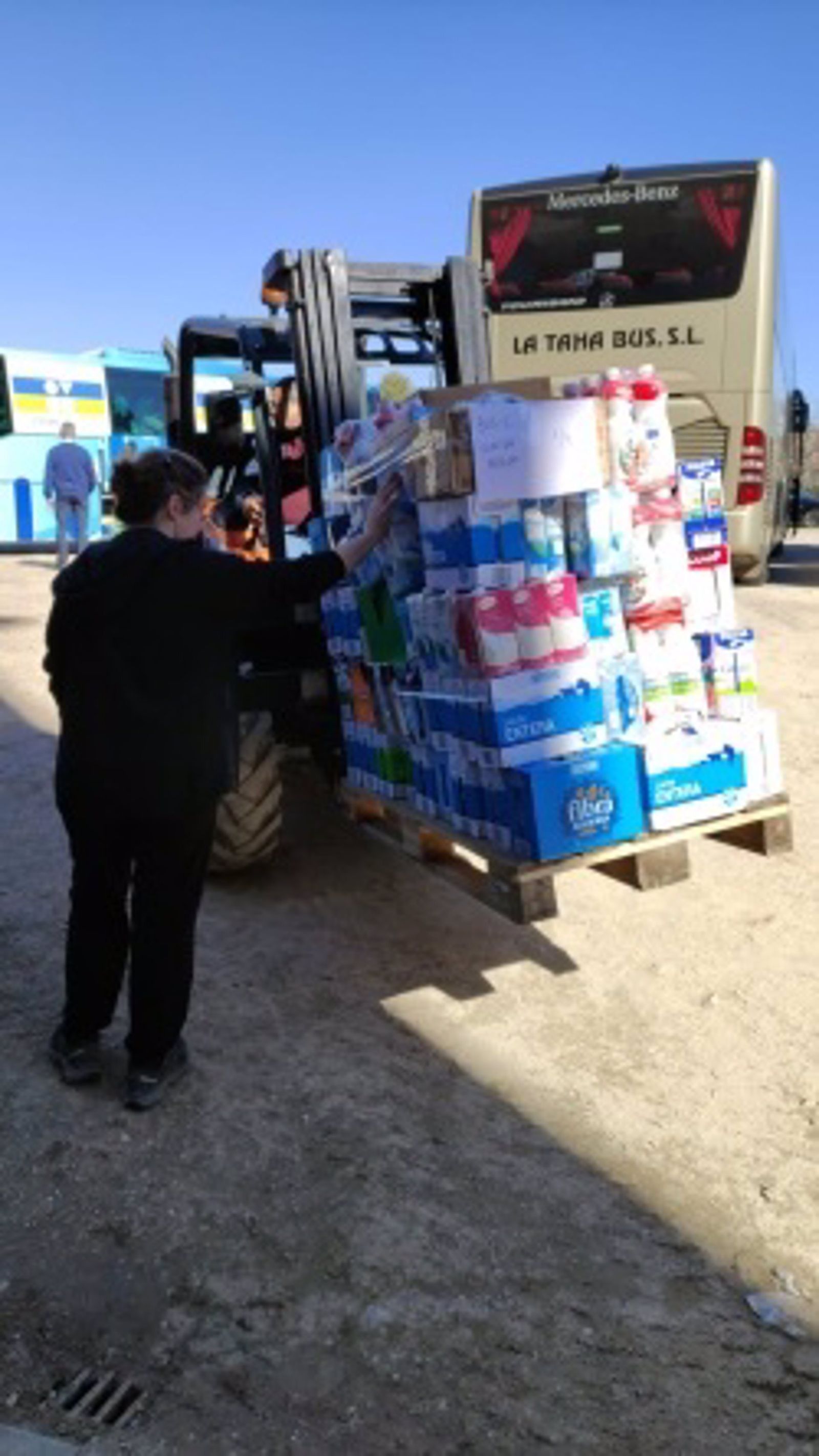 Ayuda humanitaria siendo transportada en el Seminario Mayor del Arzobispado de Granada