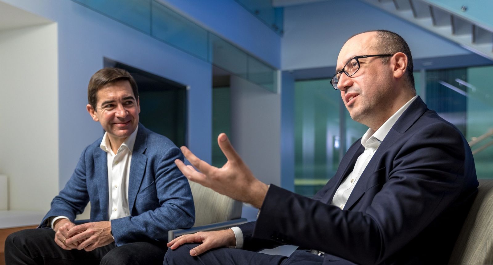 Carlos Torres, a la izquierda, y Onur Genç.