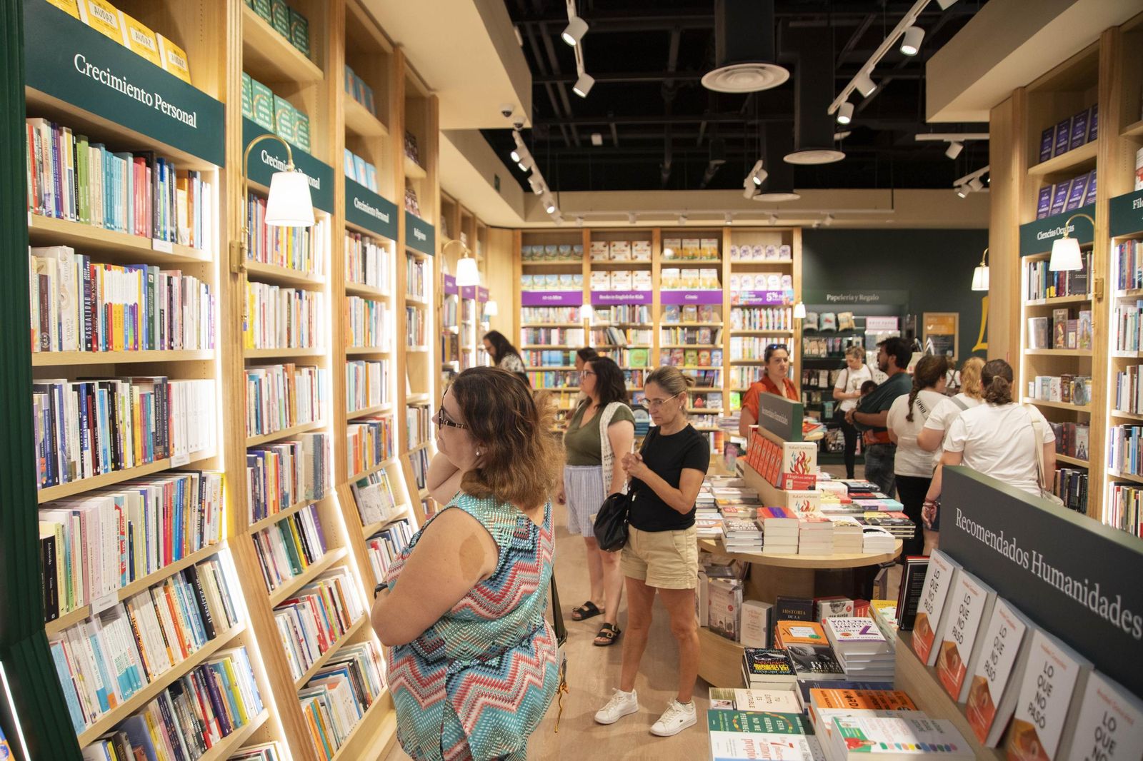 Las imágenes de la apertura de la Casa del Libro en el Centro Comercial Torrecárdenas de Almería