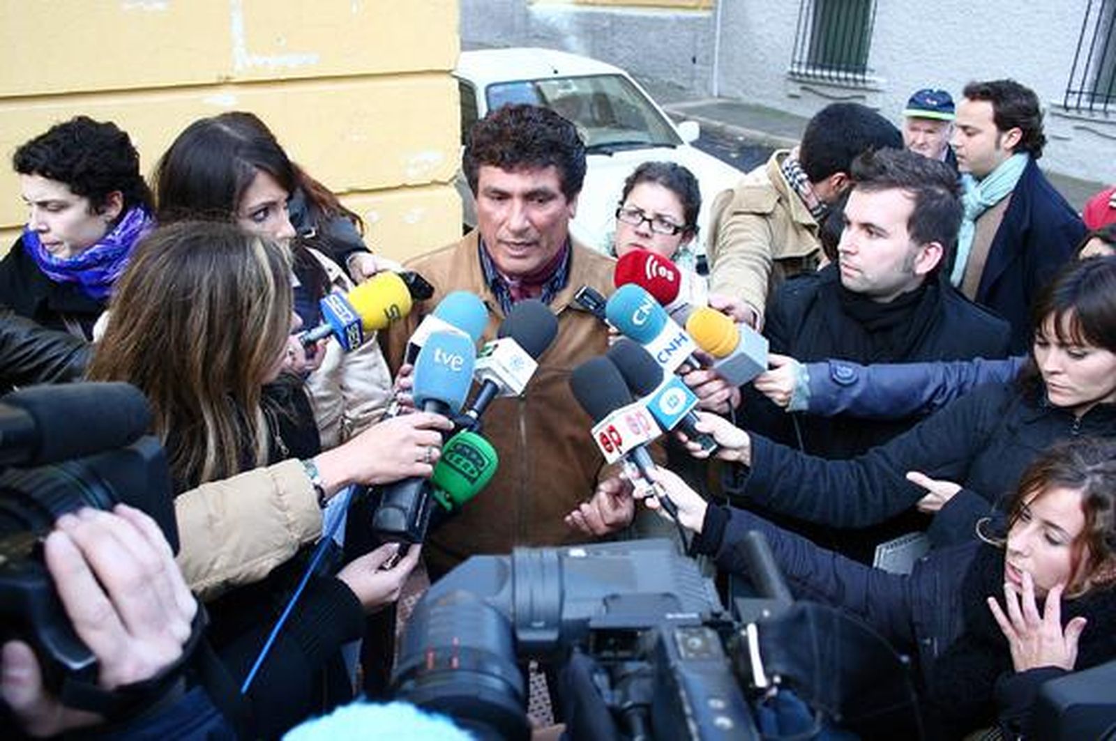 El abuelo de Mariluz, Juan Cortés, contesta a las preguntas de los periodistas.

Foto: Alberto Dom?uez