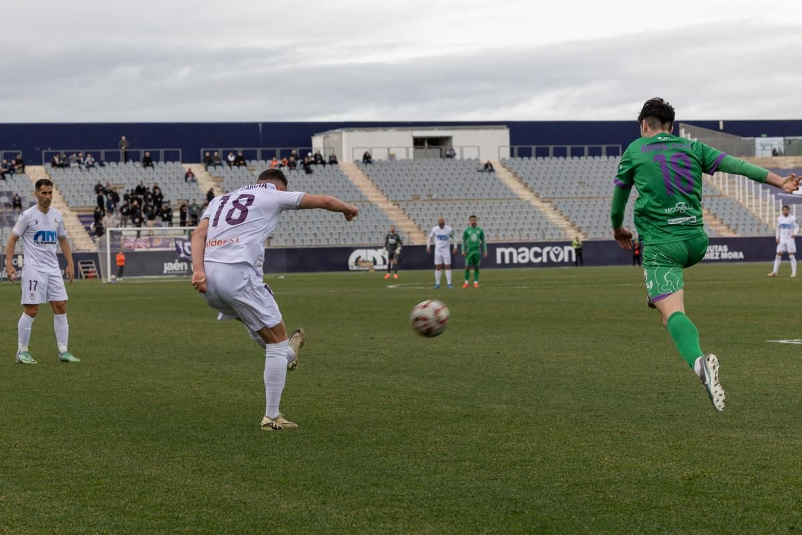 La emoción del triunfo in extremis del Real Jaén ante el Atlético Mancha Real, en imágenes