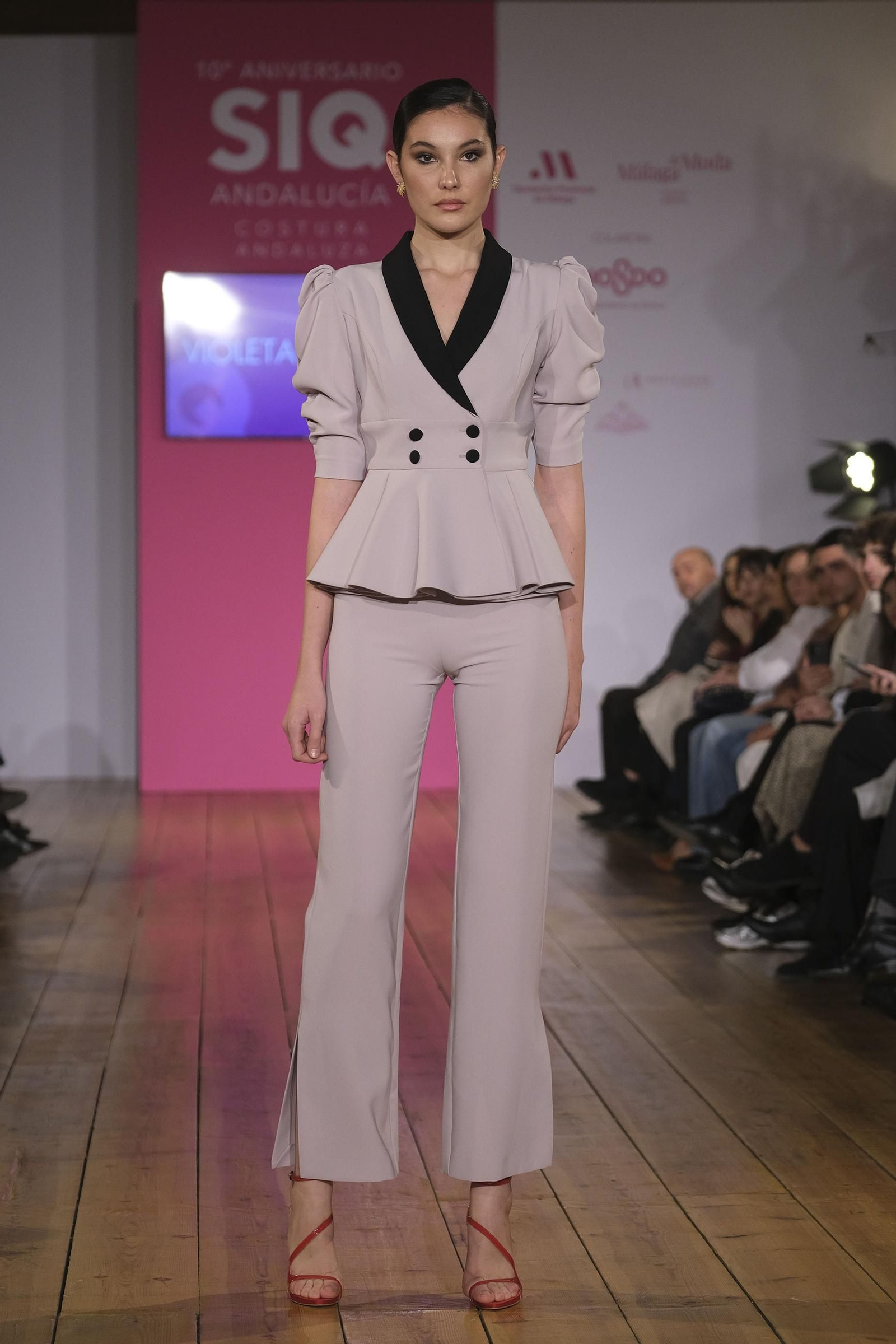 Sobriedad y minimalismo en las invitadas de Violeta Vergara