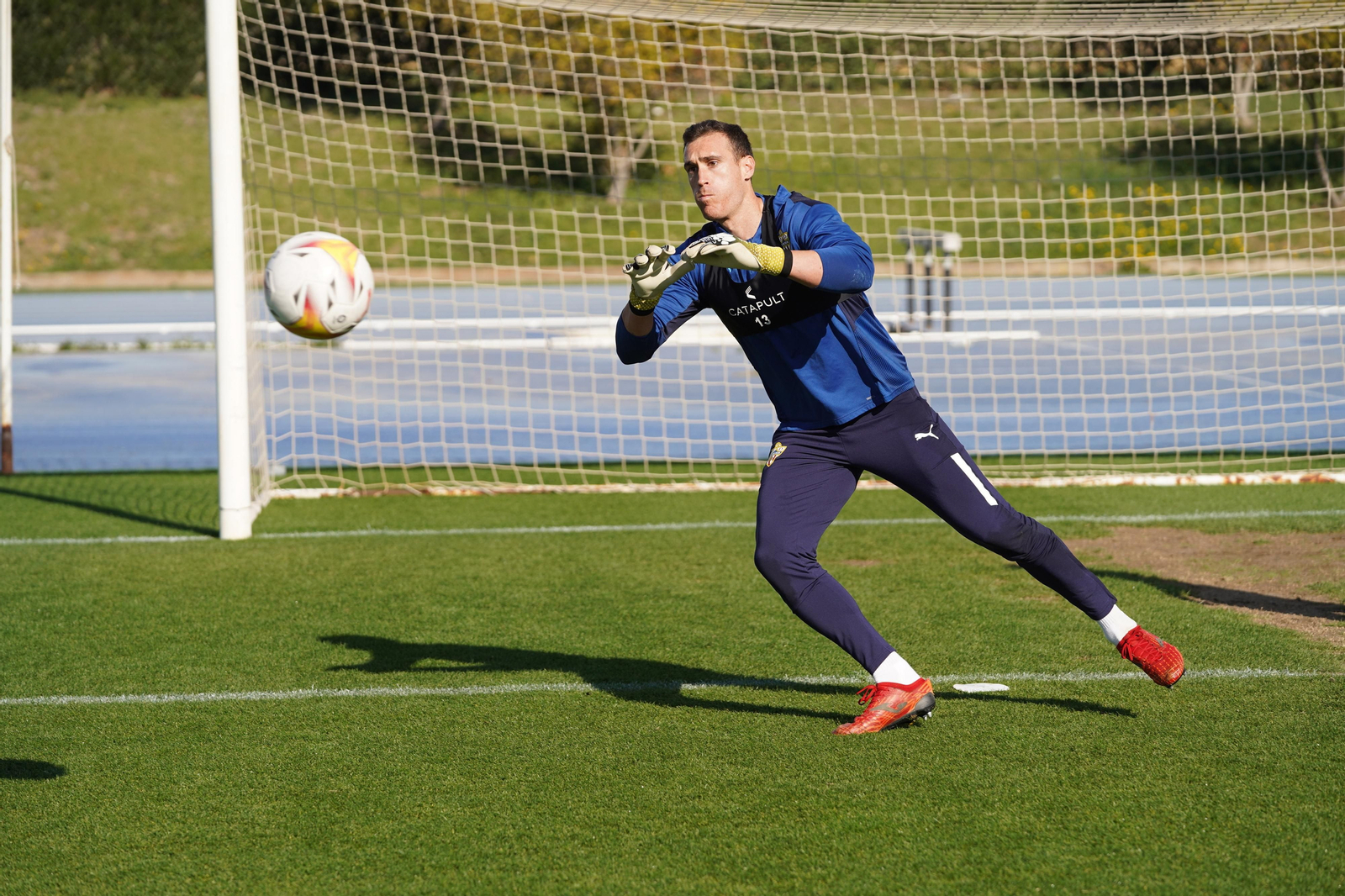 Fernando se dispone a atajar un balón en un entrenamiento