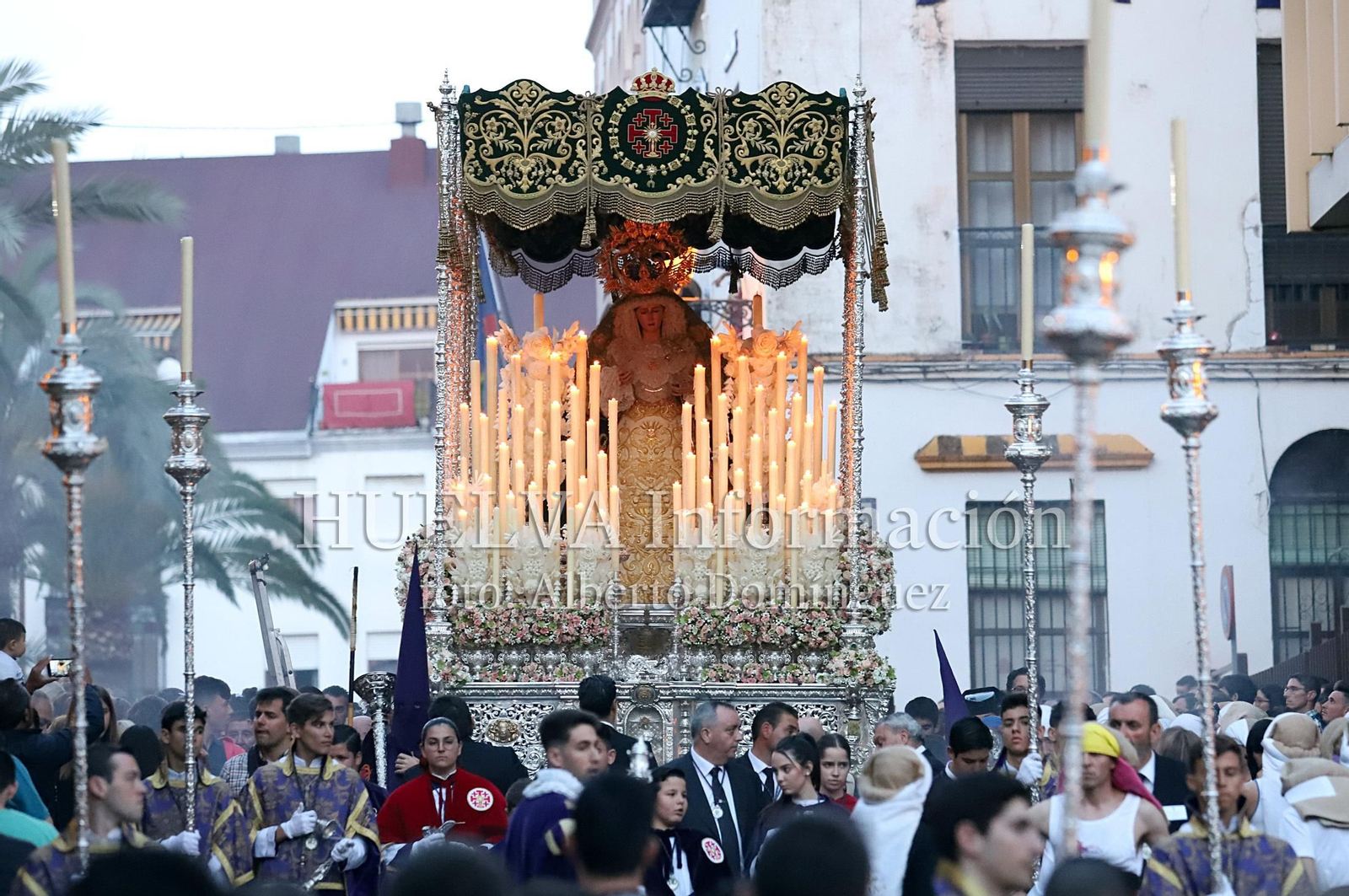 Imágenes de la procesión de Pasión en Huelva