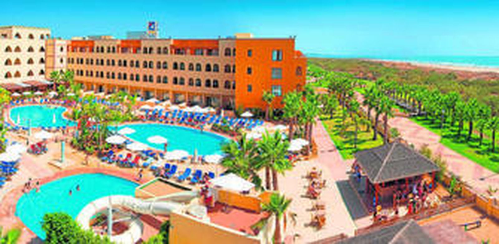 Panorámica del complejo hotelero Playamarina Spa, en primera línea del litoral de Isla Canela.