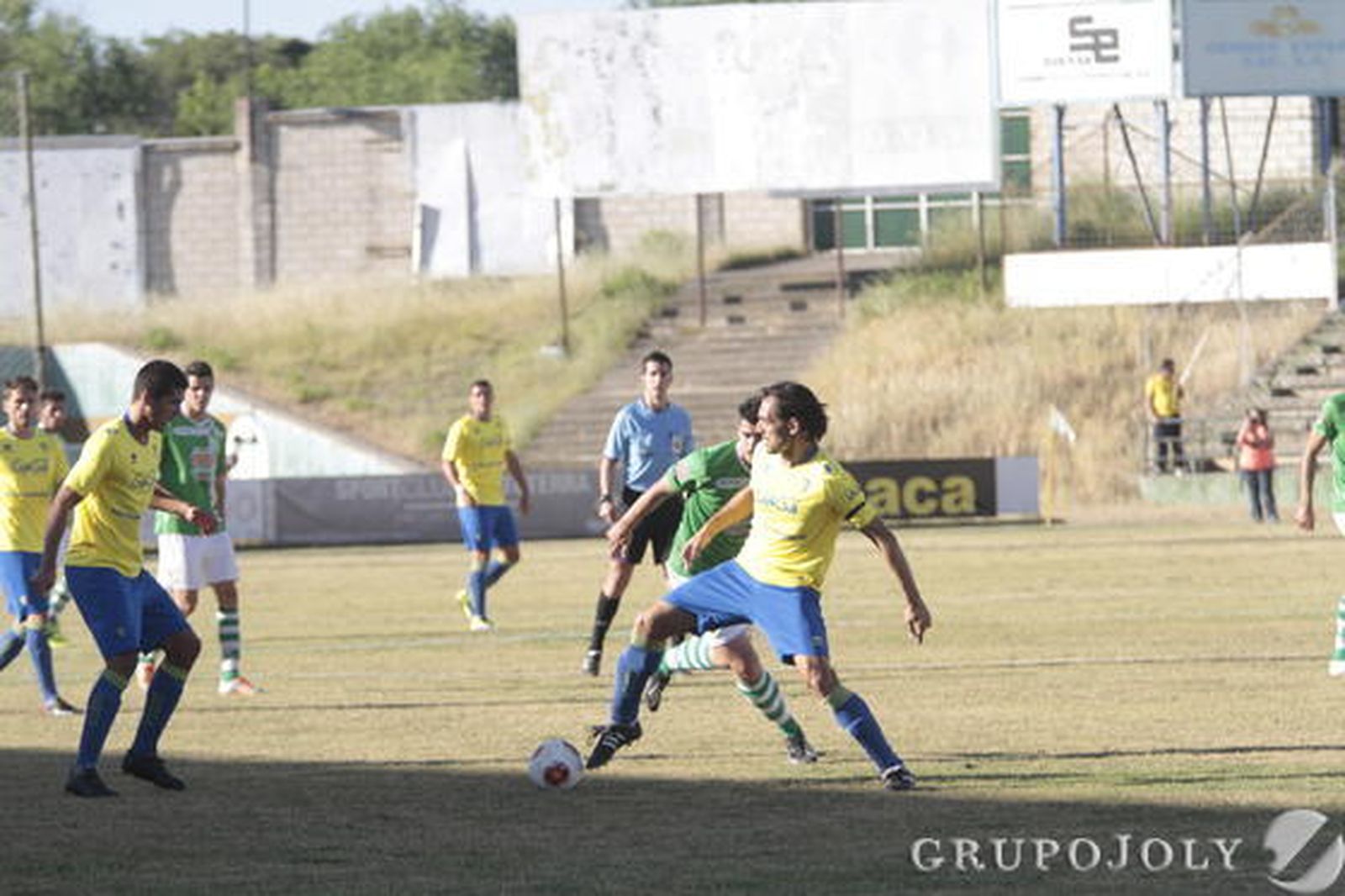 Tena se dispone a entregar un balón. 

Foto: LOF