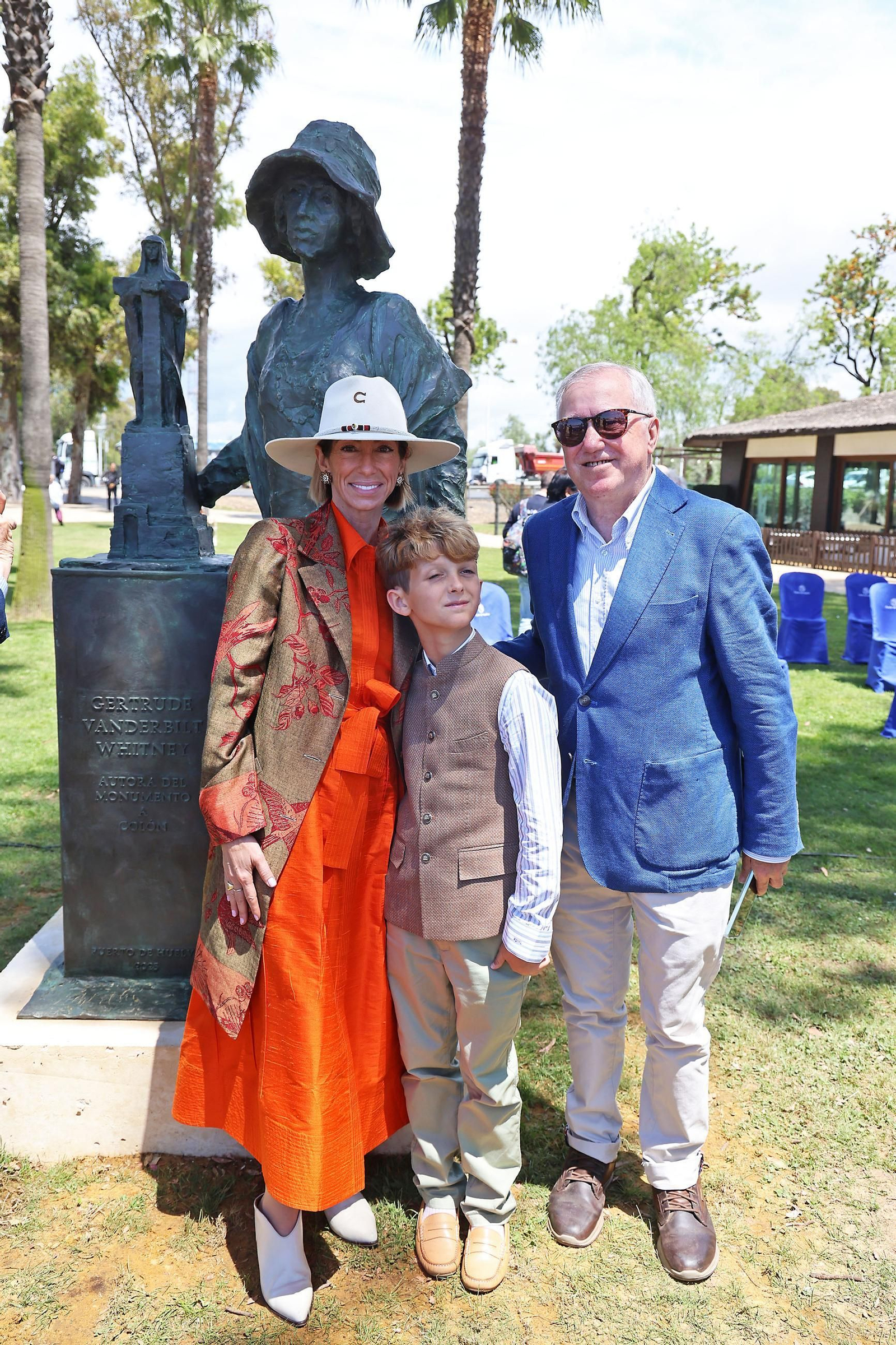 Las imágenes de la inauguración de la escultura a Miss Whitney