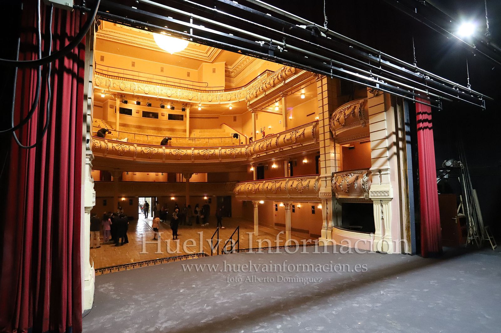 Imágenes de la visita a las obras en el Gran Teatro de Huelva del vicepresidente Juan Marín, acompañado de la consejera Rocío Ruiz y del alcalde Gabriel Cruz
