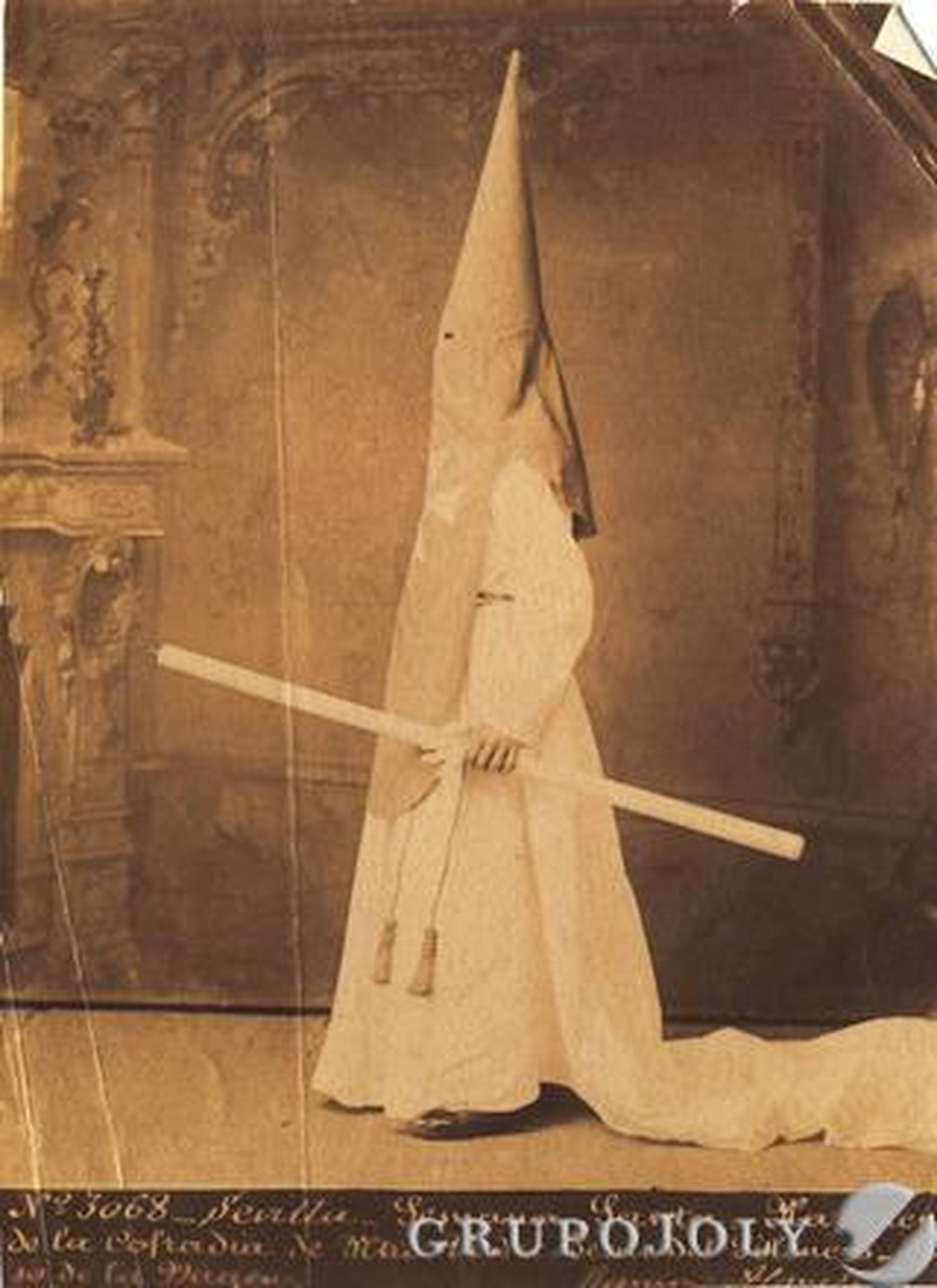 Túnica de los nazarenos del cortejo del palio de la Hermandad de la Amargura hasta 1910.