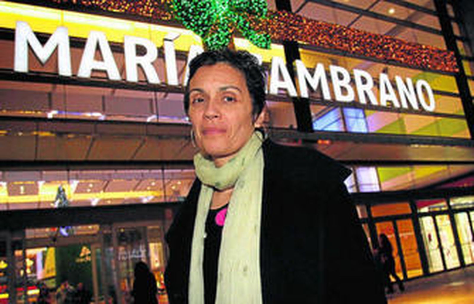 Marifé Santiago, en la estación María Zambrano de Málaga, arropada por la pensadora.