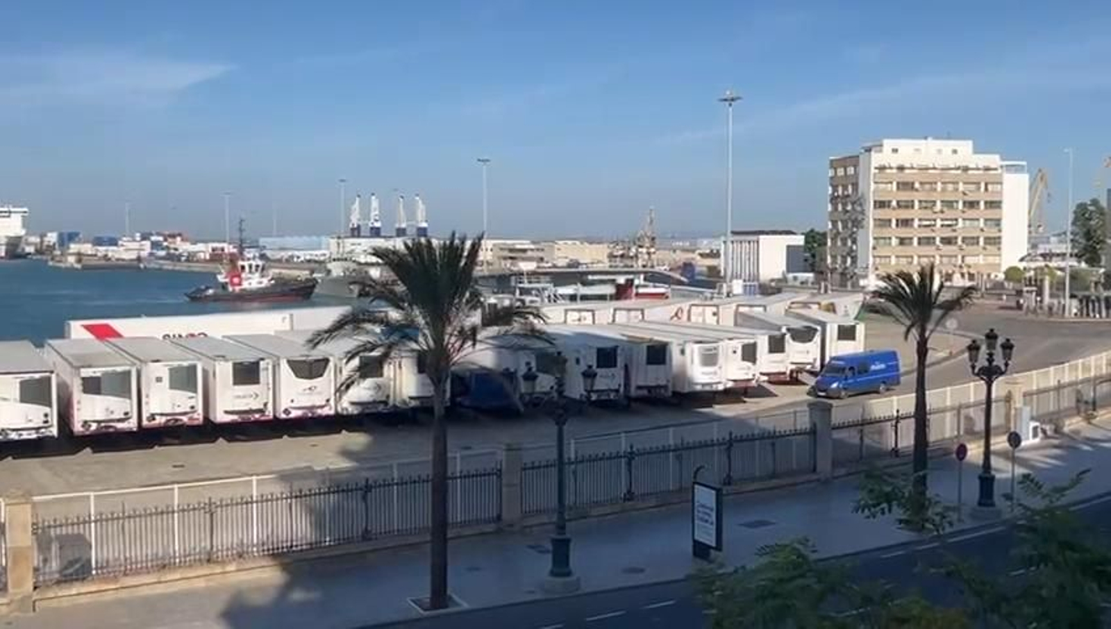 Más de un centenar de remolques con destino a Canarias ocupaban este viernes el Muelle Ciudad