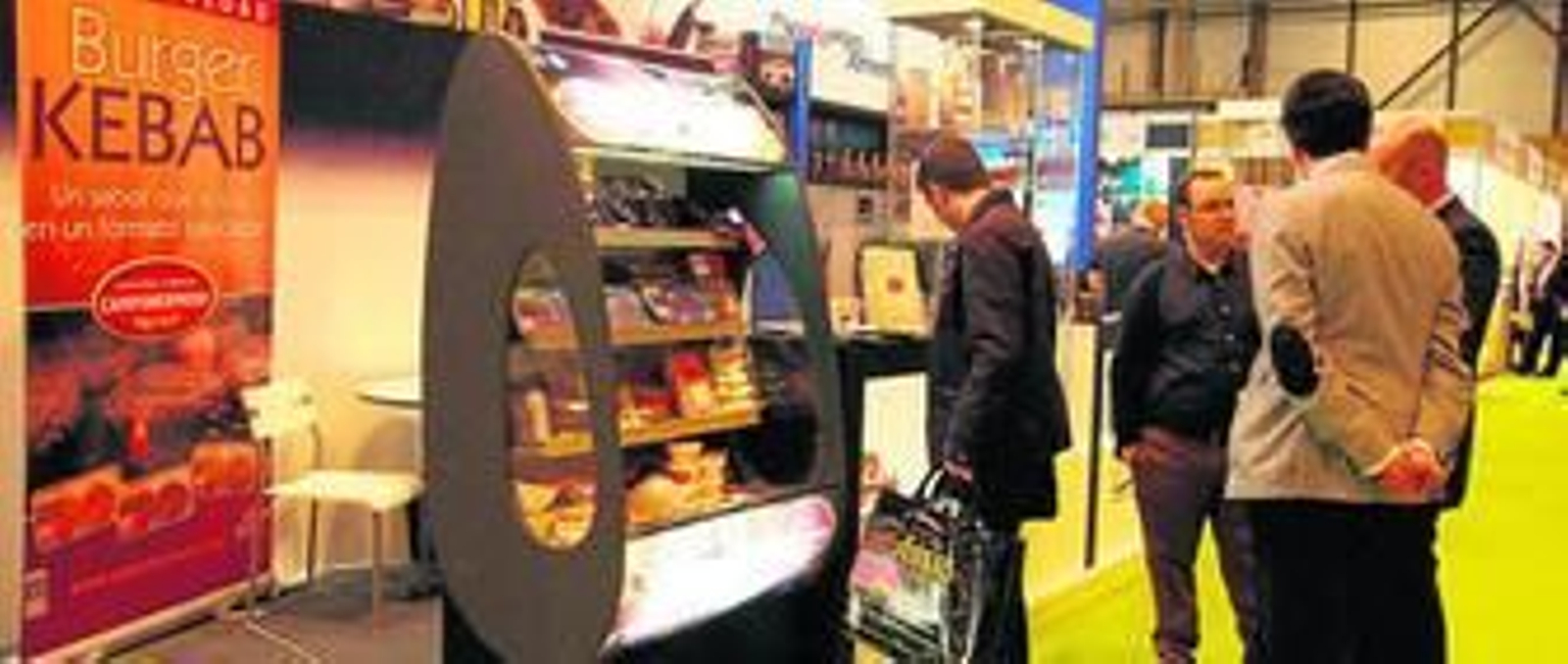 Muchos visitantes se detuvieron ante la vitrina donde se expone la amplia gama de productos de Cárnicas Campohermoso.