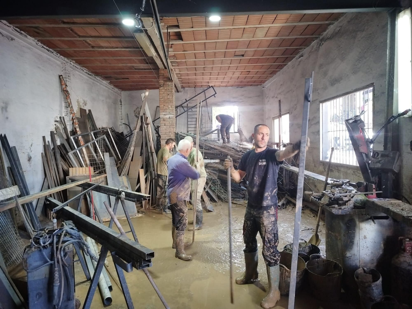 Los voluntarios de la DANA: decenas de personas limpian las calles de Benamargosa (fotos)