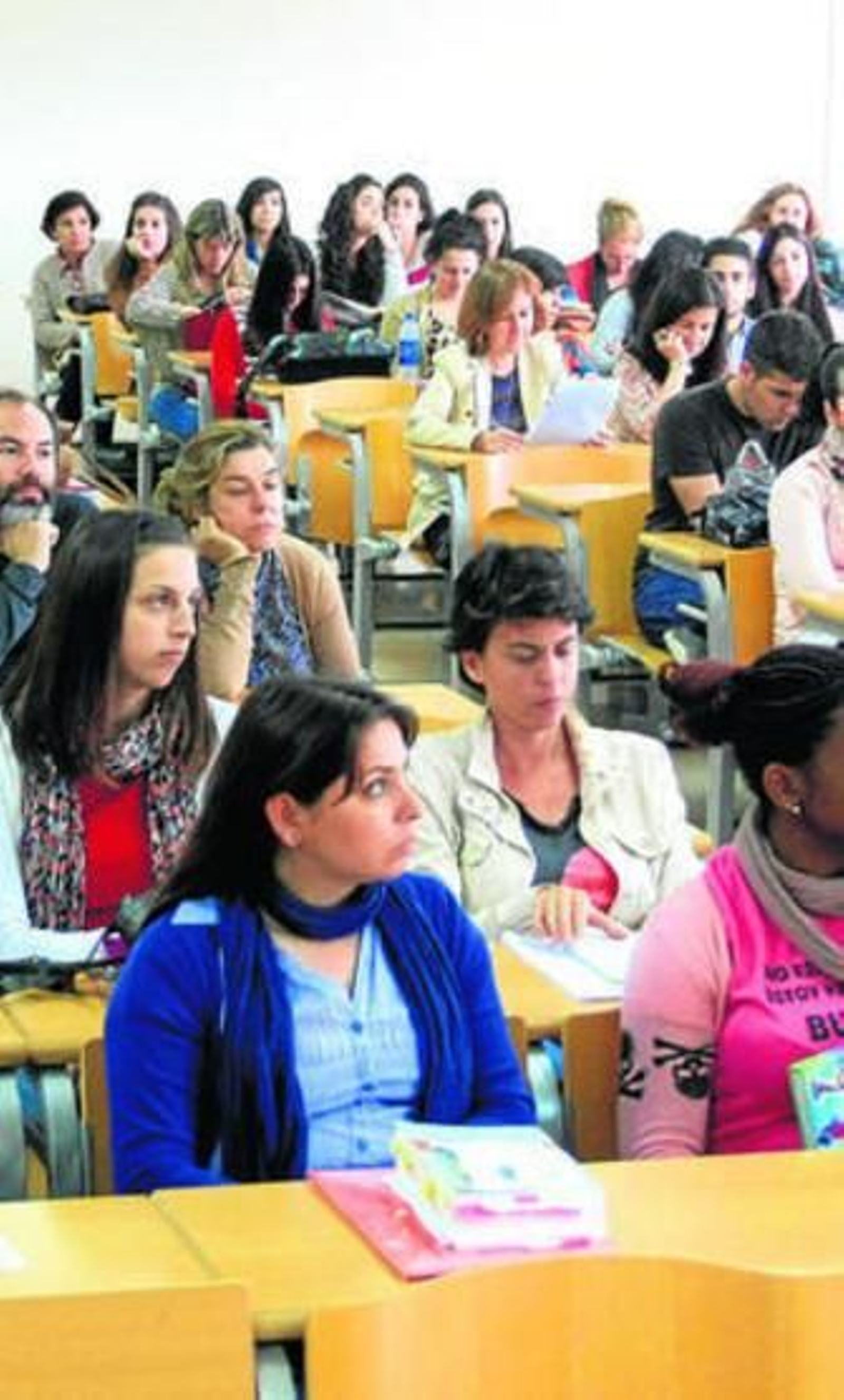 Alumnos de la UHU en el Campus del Carmen.