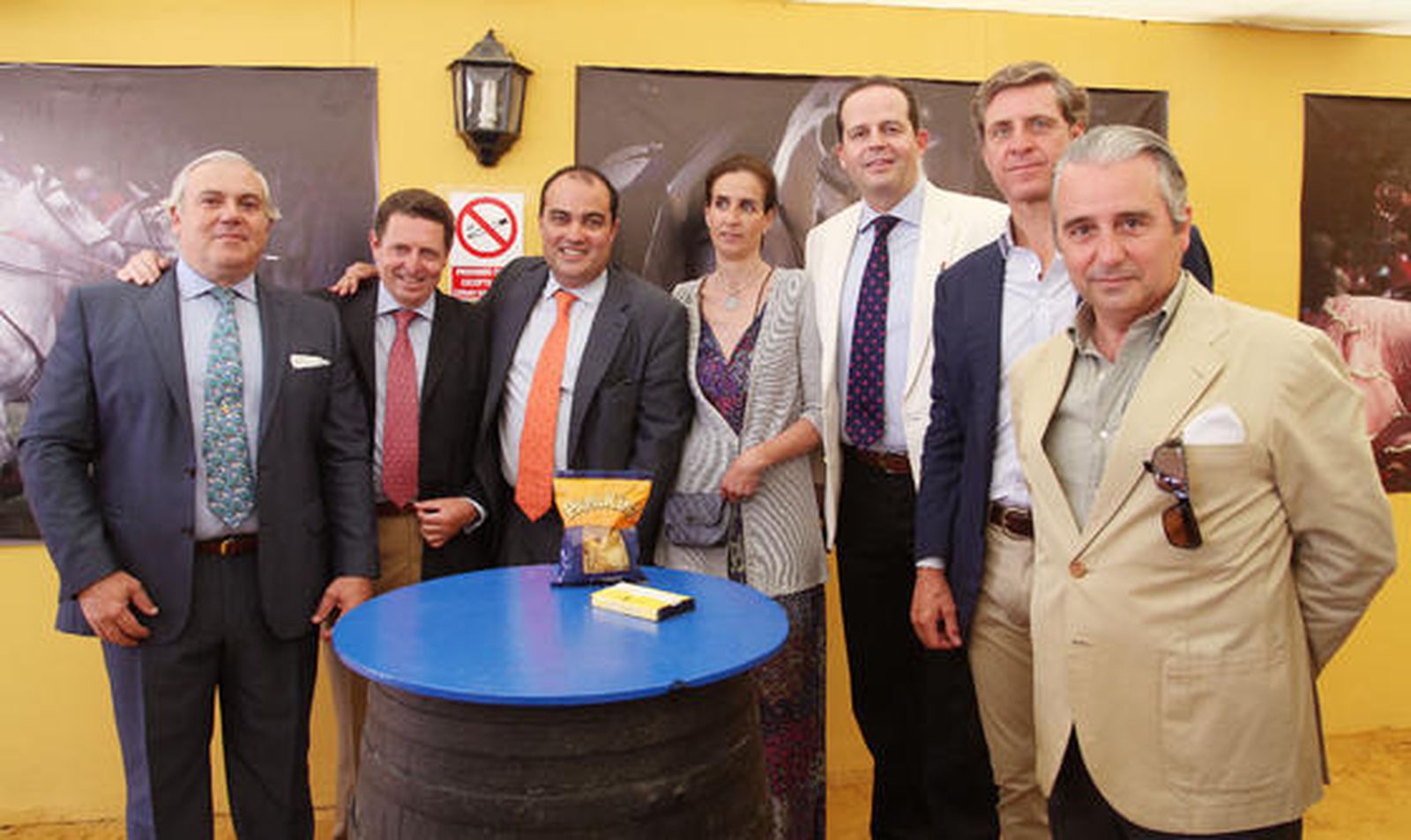 Bruno Pemán, Isaac Camacho, hermano mayor de la Hermandad del Rocío, y su mujer Fabiola Domecq, Michi Primo de Rivera, presidente de Jerezanos de la Diáspora; y Francisco Martel y Mariano Ruiz Perea, de Papaking.

Foto: Vanesa Lobo
