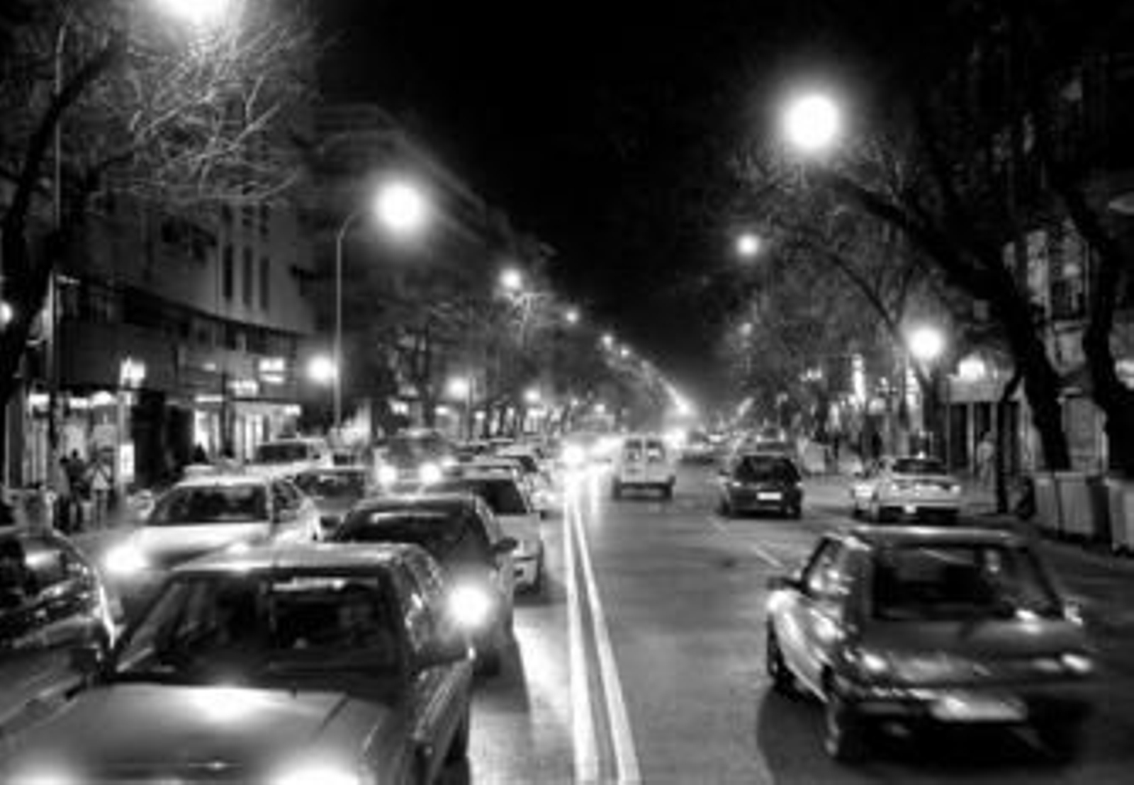 Aspecto de la avenida Menéndez Pelayo una jornada con un tráfico intenso.