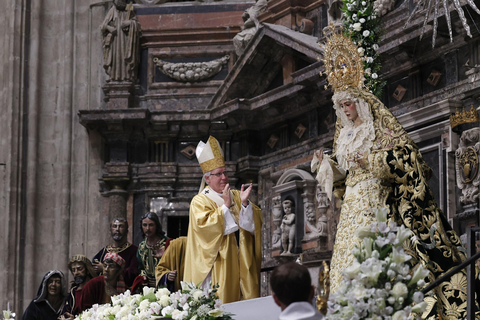 La coronación de la Virgen del Rocío en imágenes
