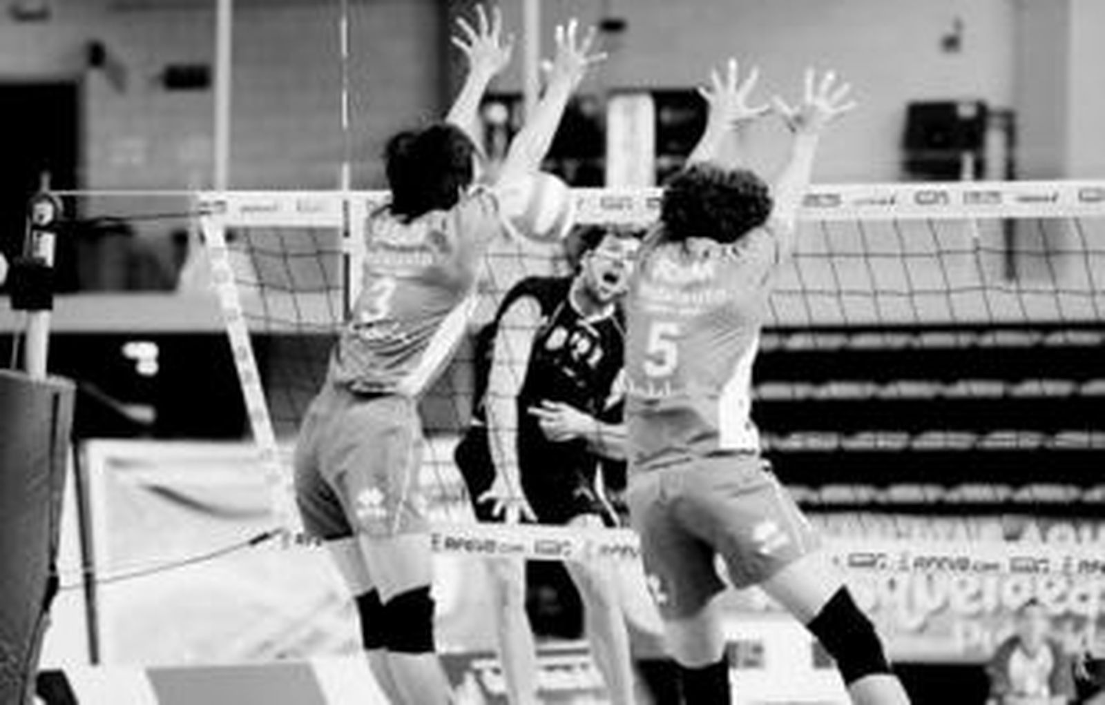 Pablo Nogal remata entre Shibata y Schorr en un partido de la pasada temporada.