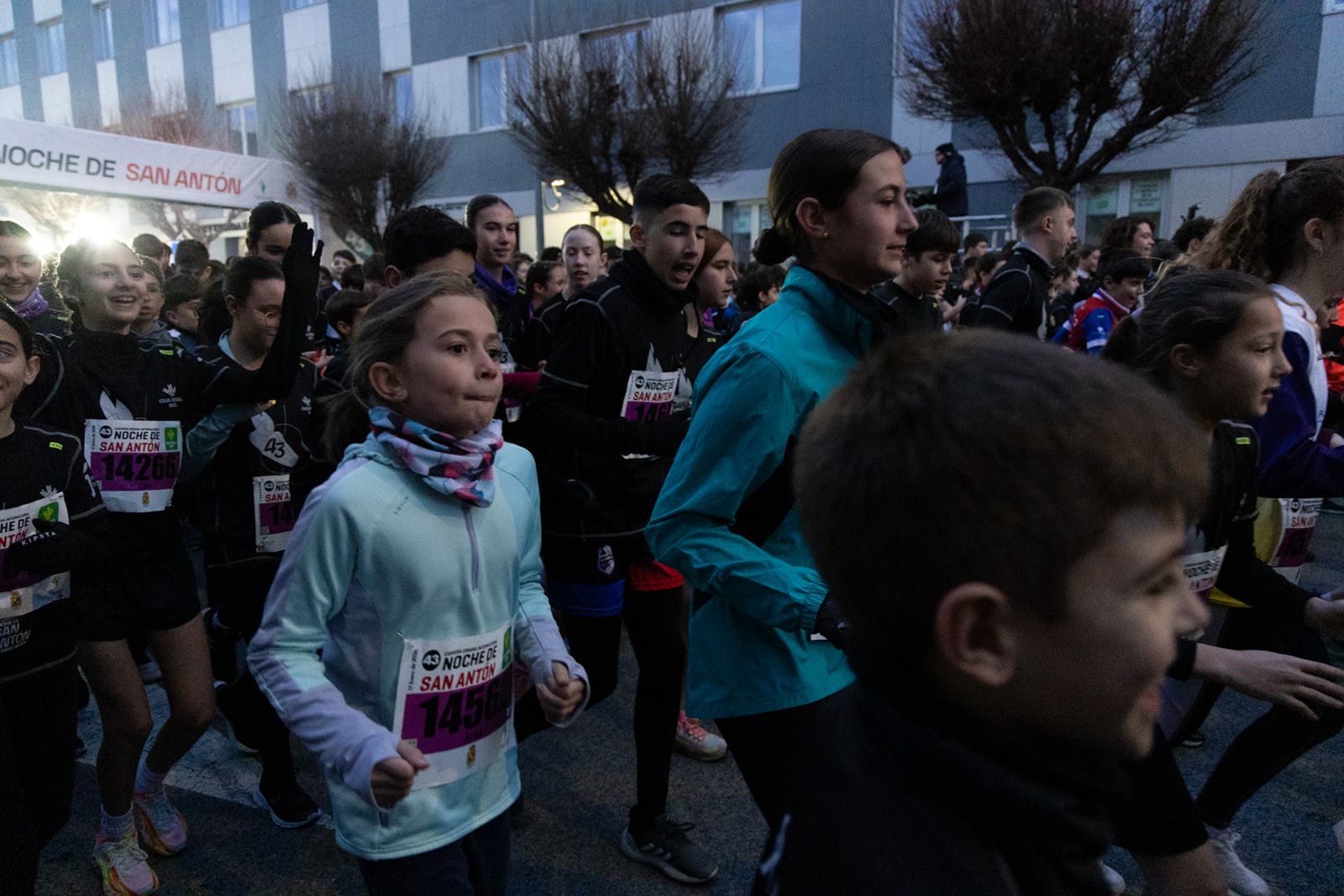 En imágenes: 2.000 atletas brillan con luz propia en la infantil de la Carrera de San Antón 2026