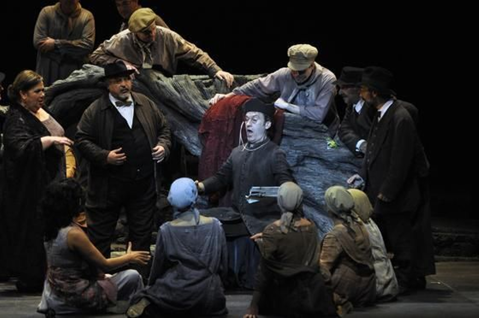 Imágenes del ensayo general de 'El gato montés' en el Teatro de la Maestranza. / Manuel Gómez