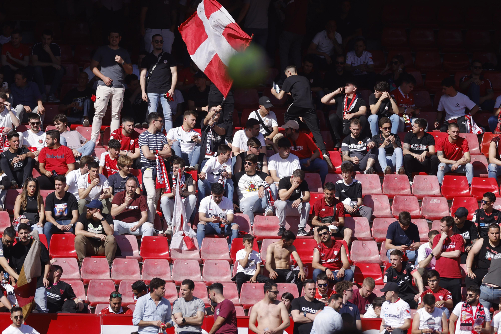 Búscate en las fotos del Sevilla-Almería
