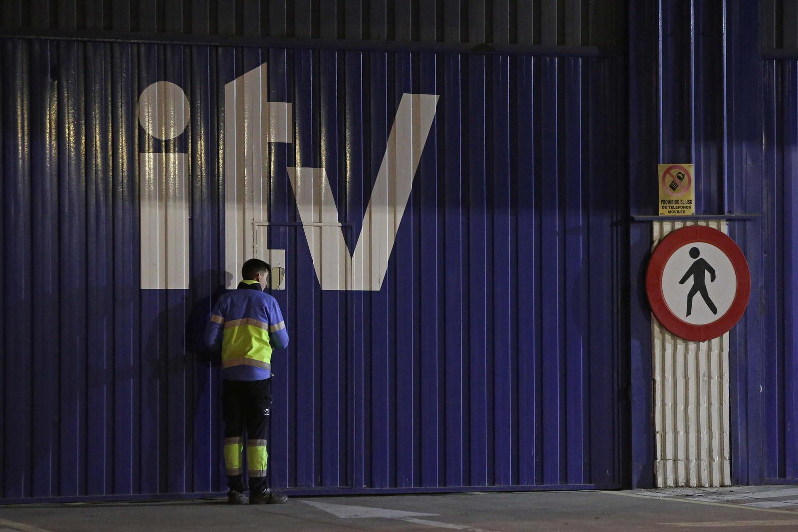 Un trabajador de Veiasa, en la puerta de una sede de la ITV en el Campo de Gibraltar.