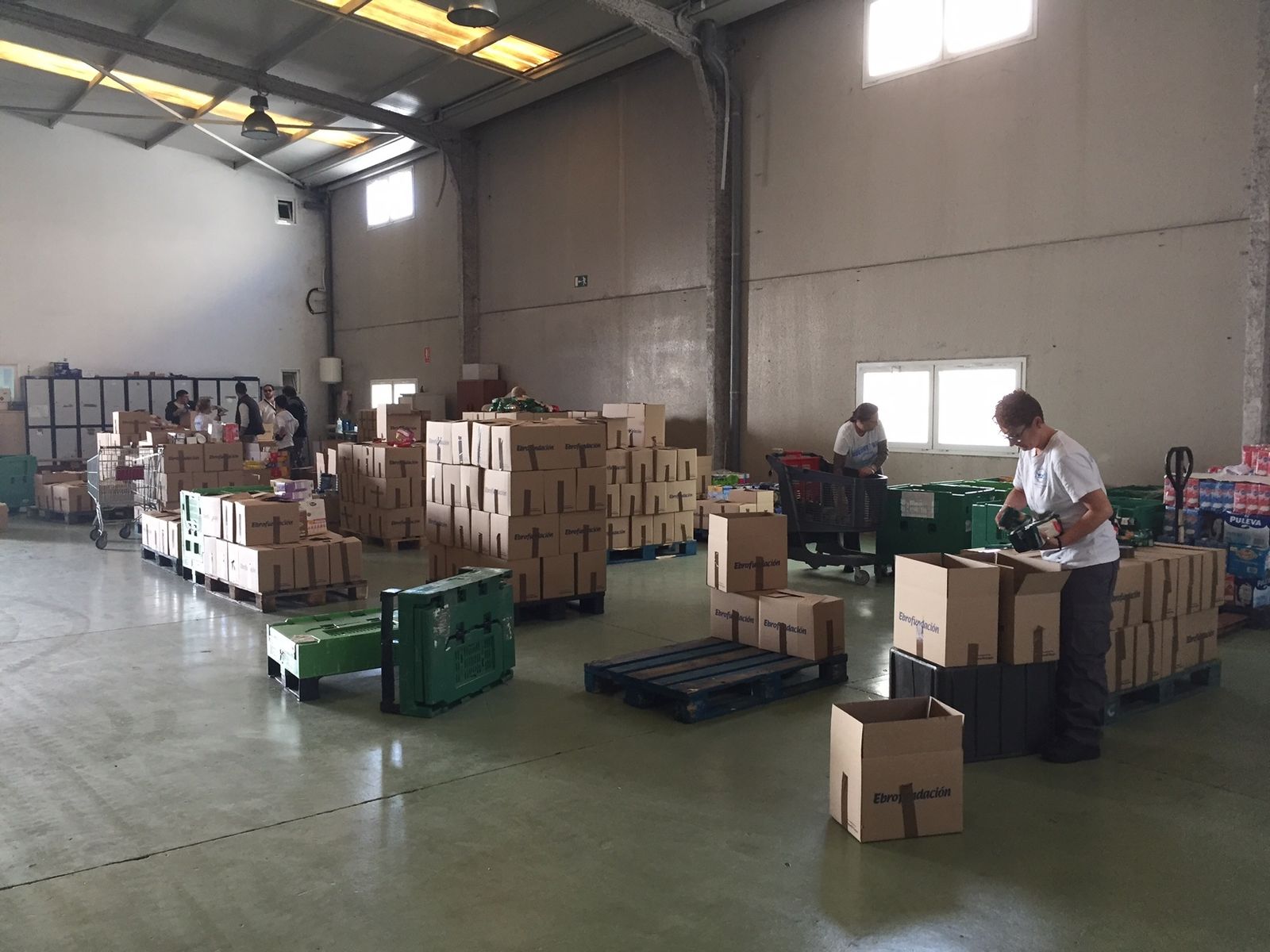 Voluntarios del Banco de Alimentos trabajan en el empaquetado de los productos para su posterior reparto, en una imagen de archivo.