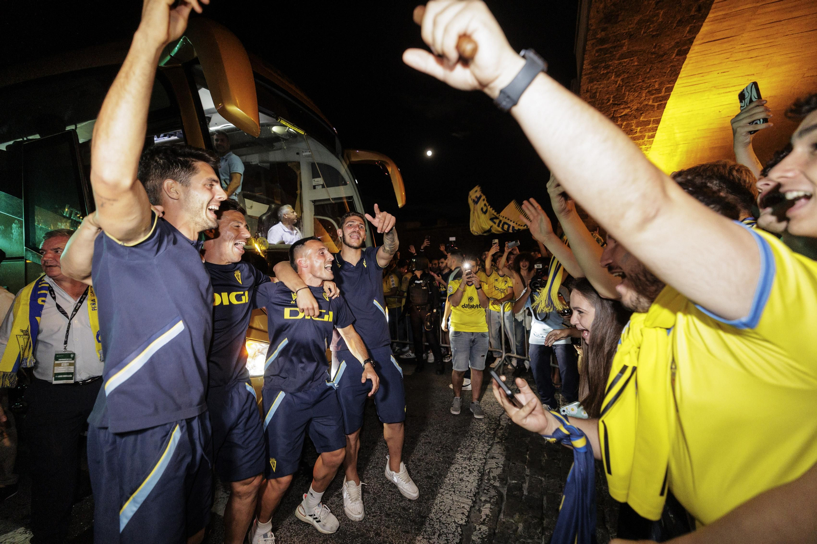 Las imágenes de la afición del Cádiz C.F. celebrando la permanencia en la fuente más cadista